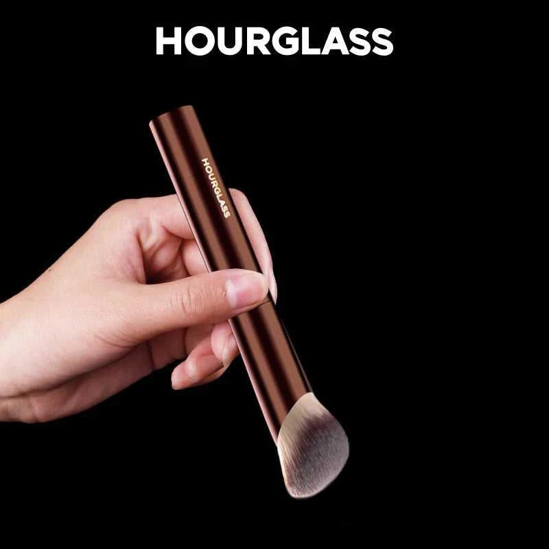 Hourglass Makeup Brush- No.21 Ambient Soft Glow Foundation Brush Soft Fiber Hair Fashion Design Single Face Brush Éditions Traditions & Modernité Inc. 185981985;20260611;1781193849eJcmD